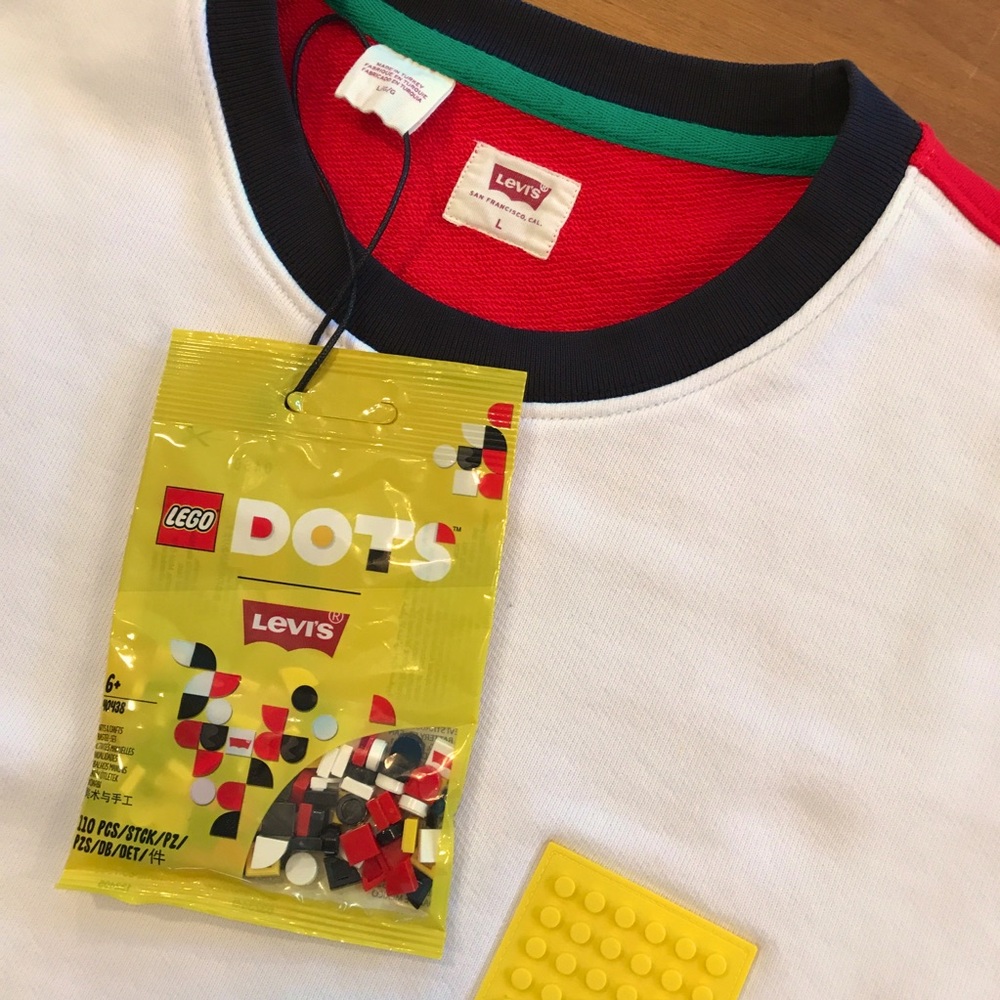 LEVI”S x LEGO 2020 Limited Edition Customizable Crewneck - Picture 7 of 9
